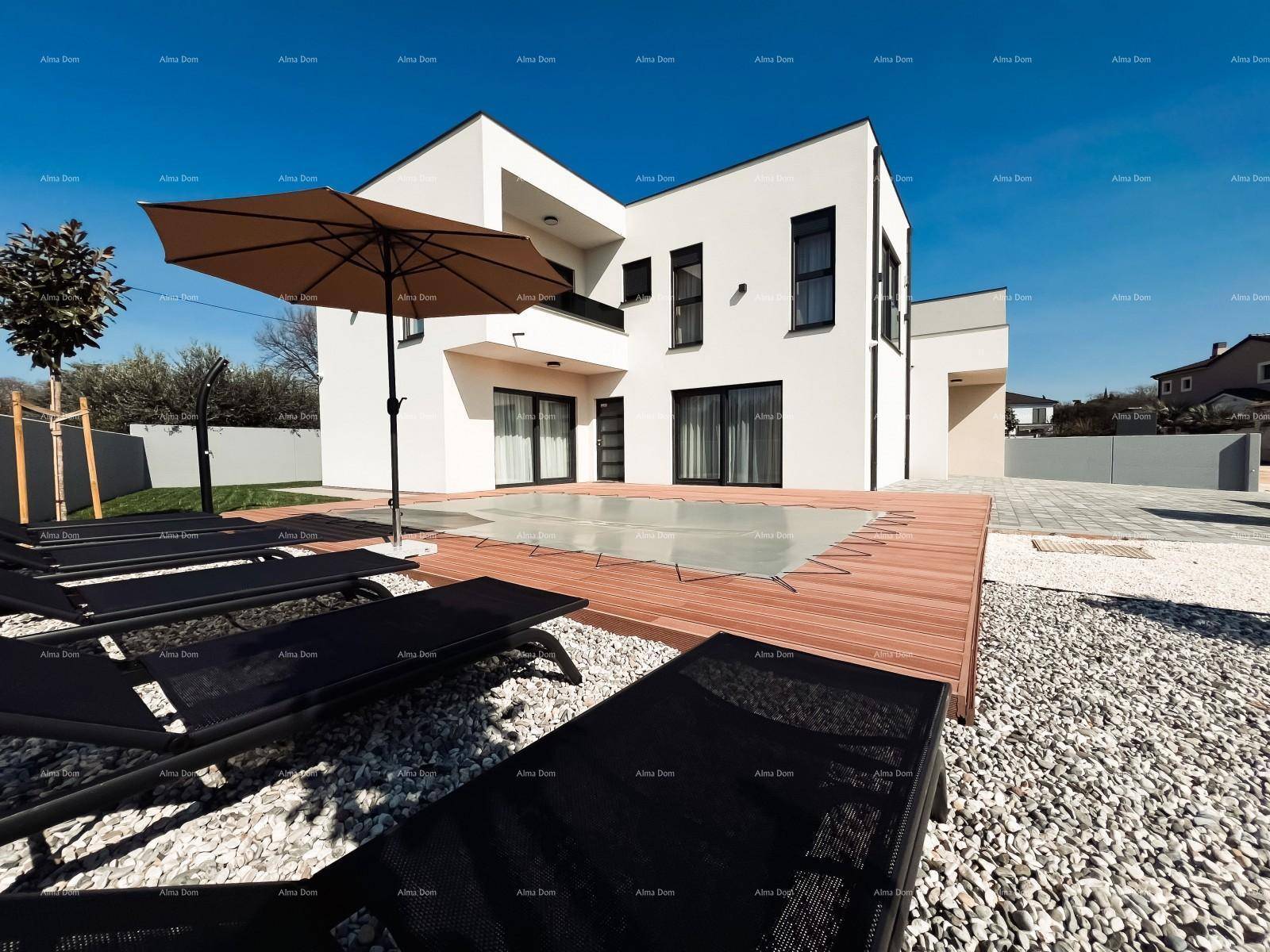 Außenbereich einer modernen Villa mit Pool, Holzdeck und mehreren Sonnenliegen für Entspannung.