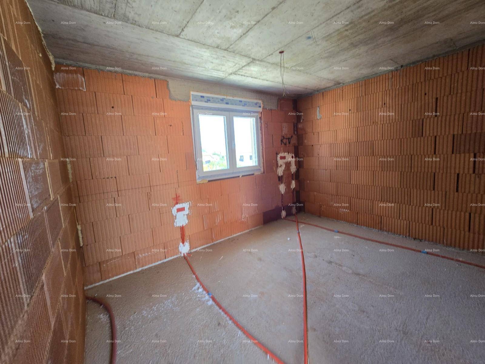 Rohbau-Schlafzimmer mit unverputzten Ziegelwänden, Betonboden und einem Fenster für natürliche Belichtung.