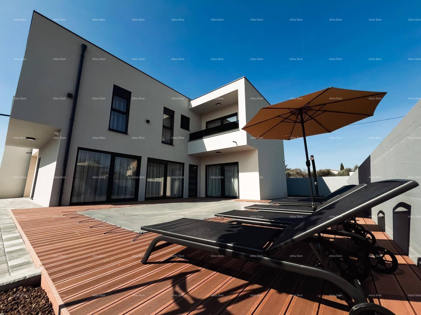 Geräumige Holzterrasse mit Sonnenliegen und Sonnenschirm, ideal zum Entspannen im Freien.