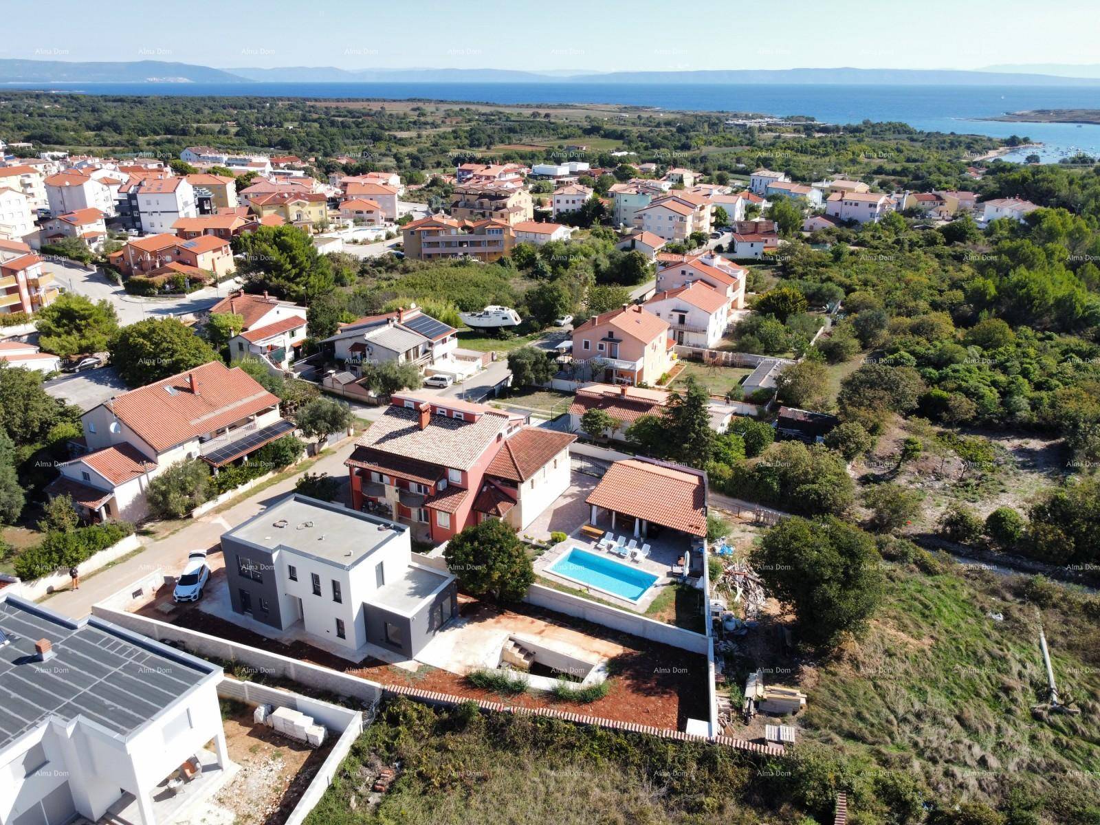 Panoramablick auf das Anwesen, die Küstenlandschaft und das weite Meer im Hintergrund.