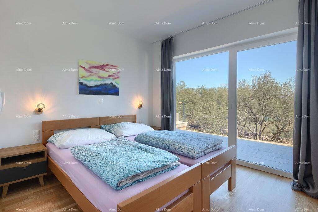 Helles Schlafzimmer mit Holzbett, großen Fenstern und Zugang zur Terrasse.