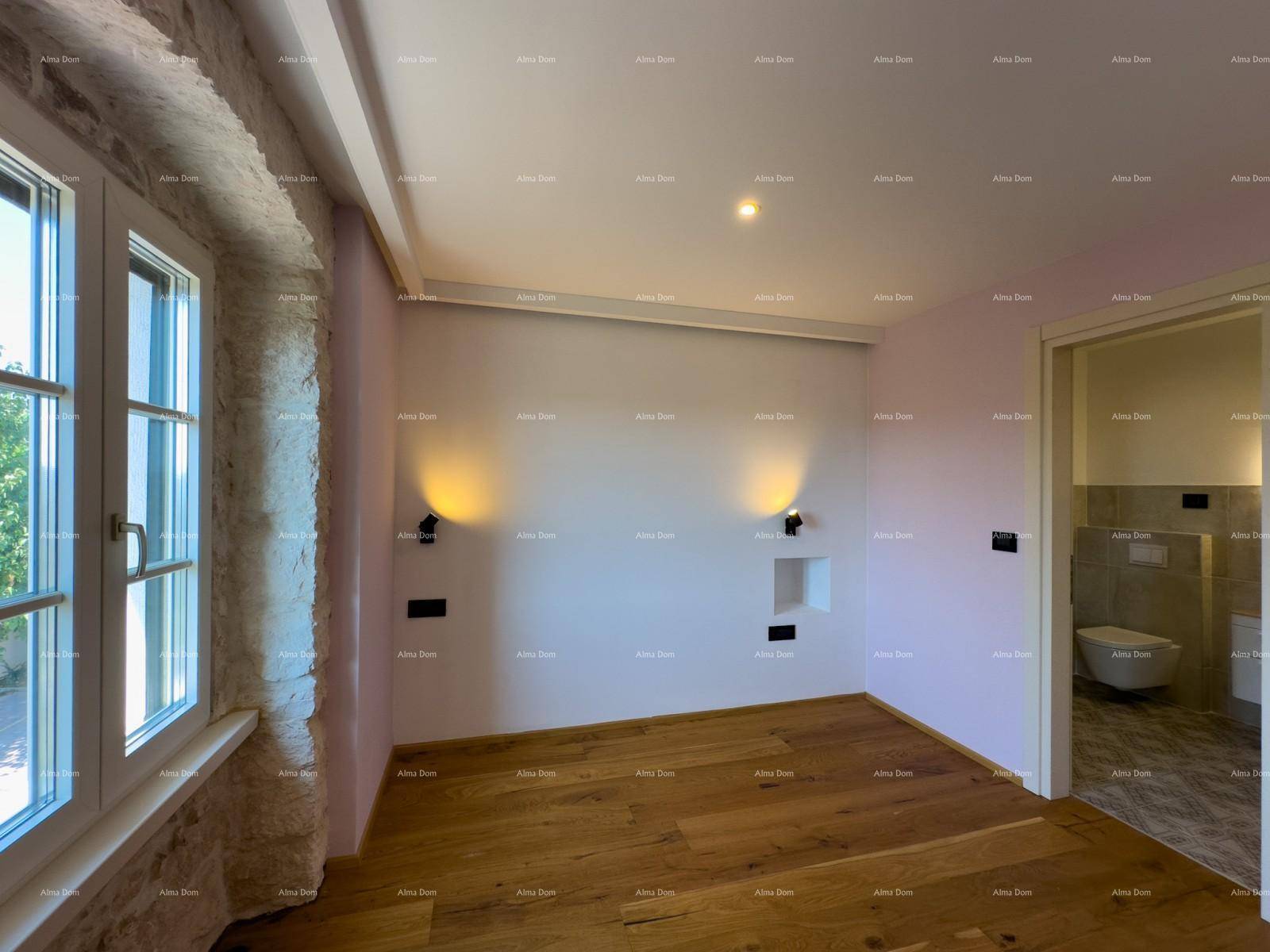 Heller Raum mit Holzboden und Blick auf ein modernes Badezimmer mit WC.
