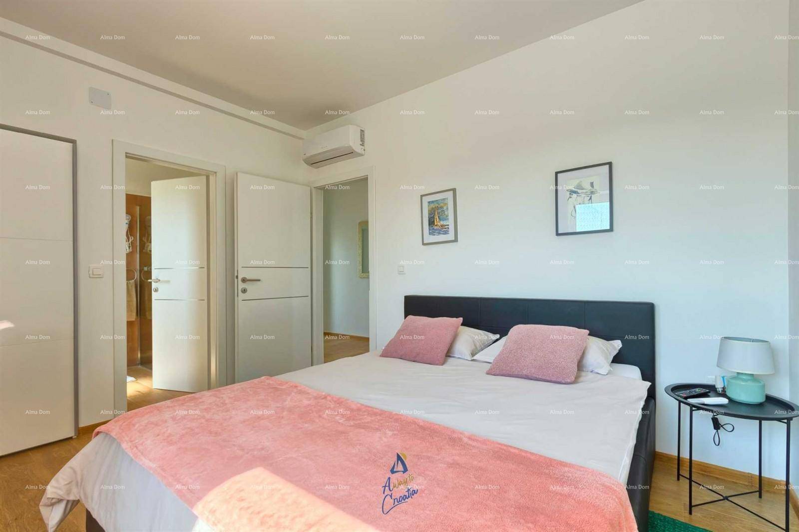 Helles Schlafzimmer mit Doppelbett, Klimaanlage und Zugang zu weiteren Räumen.