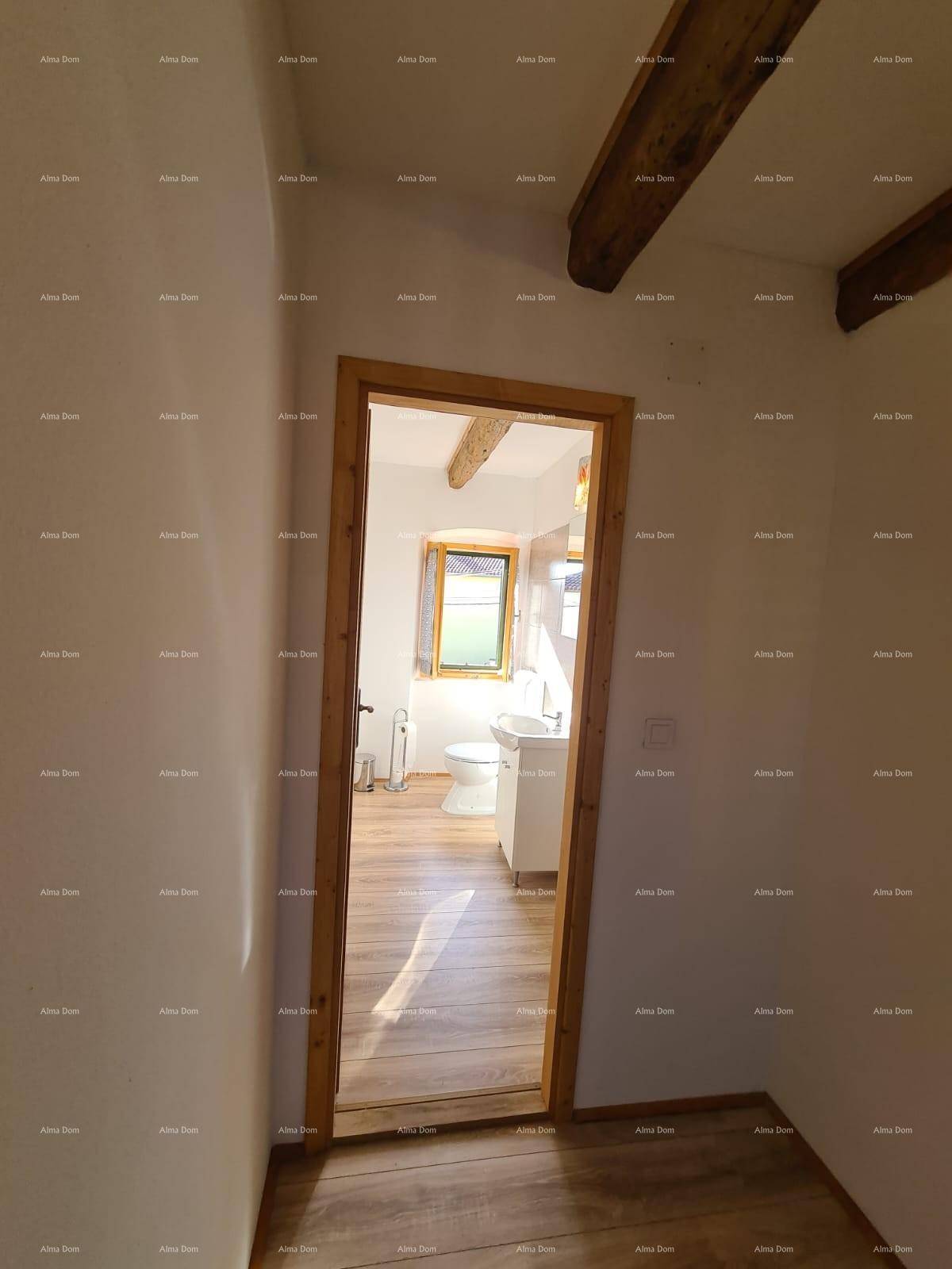 Badezimmer mit Waschbecken, Toilette und Fenster, das natürliches Licht hereinlässt und den Raum erhellt.