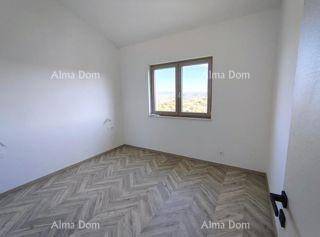 Leeres Schlafzimmer mit hellem Laminatboden und Fenster mit weitem Ausblick.