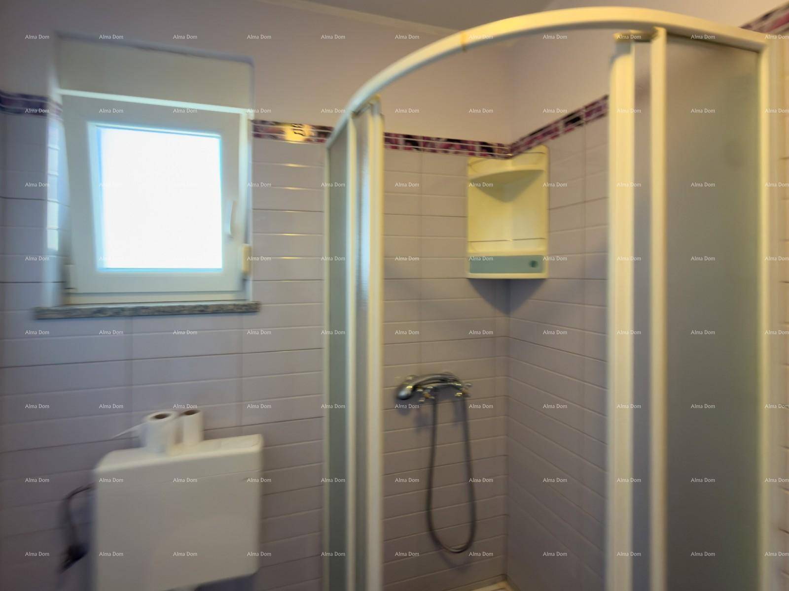 Duschkabine im Badezimmer mit Fenster für natürliche Belüftung und Licht.