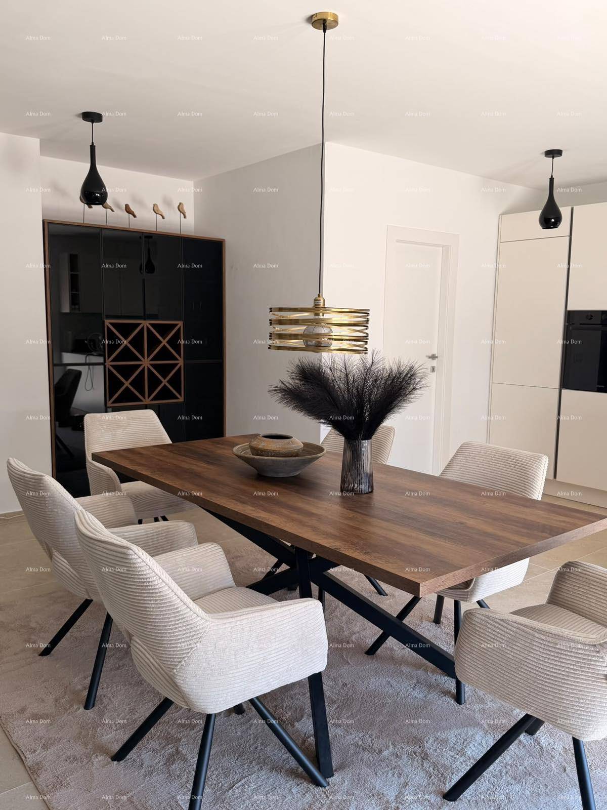 Eleganter Essbereich mit Holztisch, bequemen Stühlen und moderner Pendelleuchte.