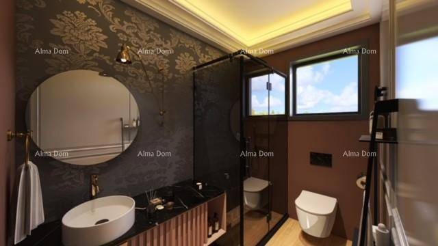 Elegantes Badezimmer mit dunkler Tapete, Dusche und stilvollem runden Spiegel.