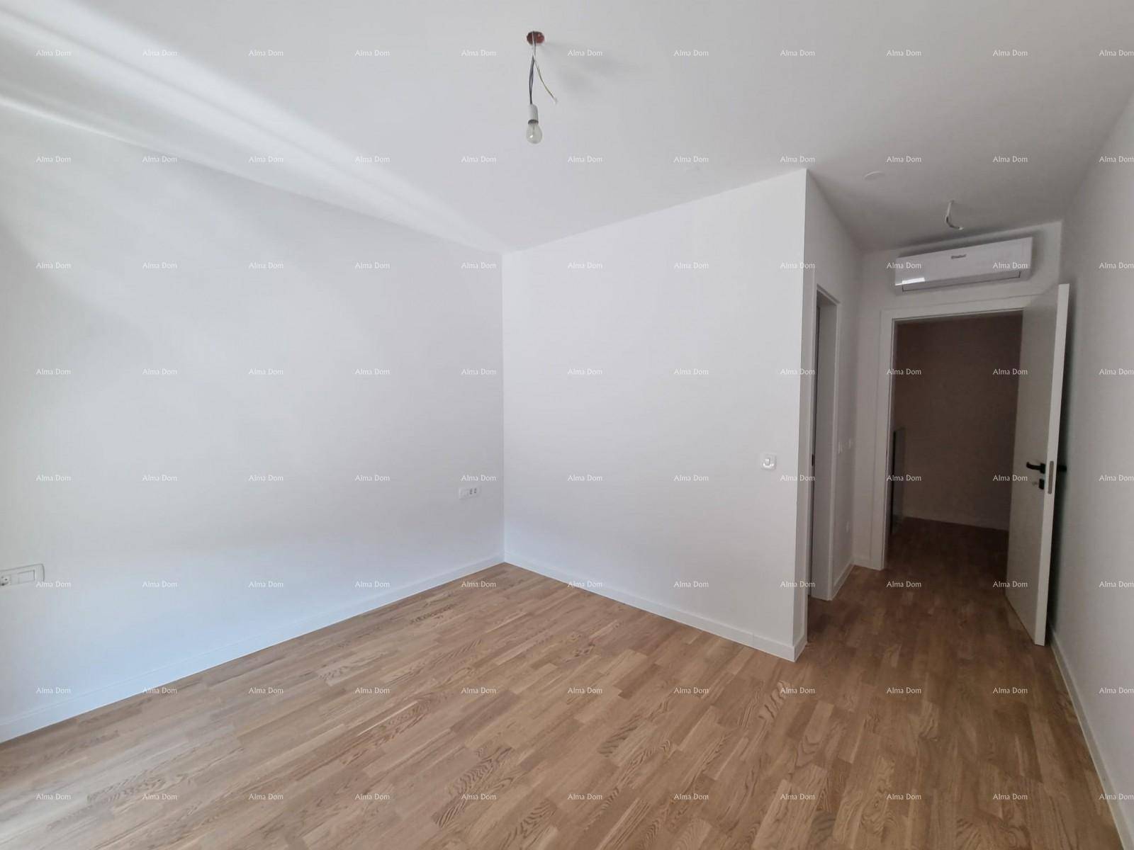 Geräumiges Schlafzimmer mit Parkettboden, Klimaanlage und weiß gestrichenen Wänden.