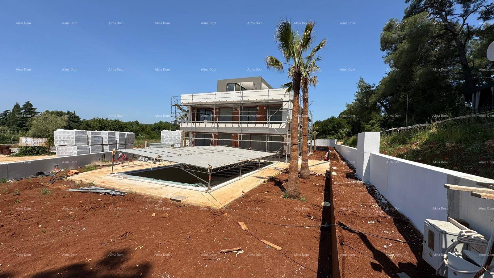 Baustelle eines modernen Hauses mit Rohbau des Pools und Palmen im Gartenbereich.
