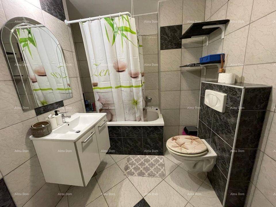 Badezimmer mit Badewanne, Duschvorhang, WC und Waschbecken.