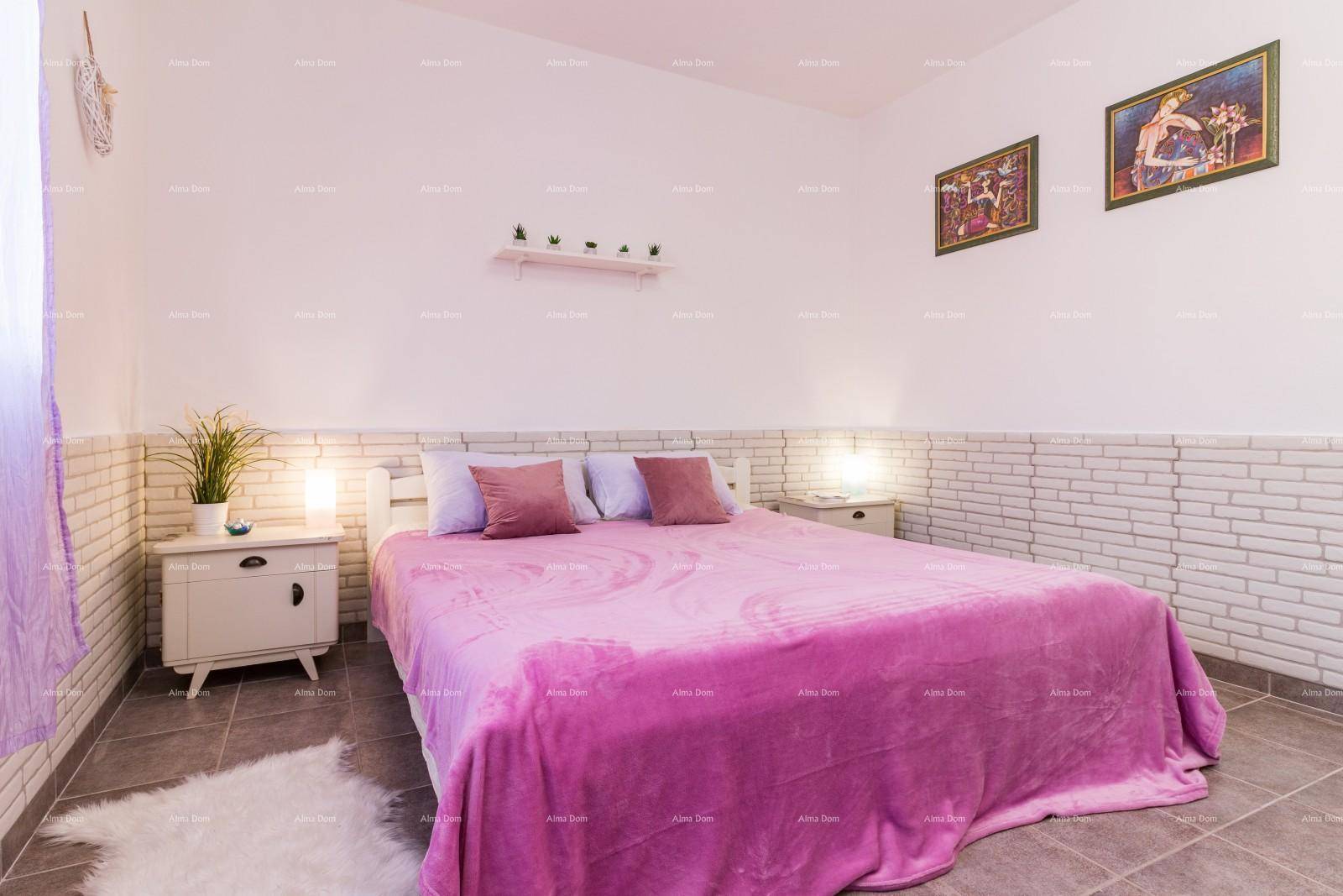 Schlafzimmer mit Doppelbett, Nachttischen und dekorativer weißer Ziegelwand.