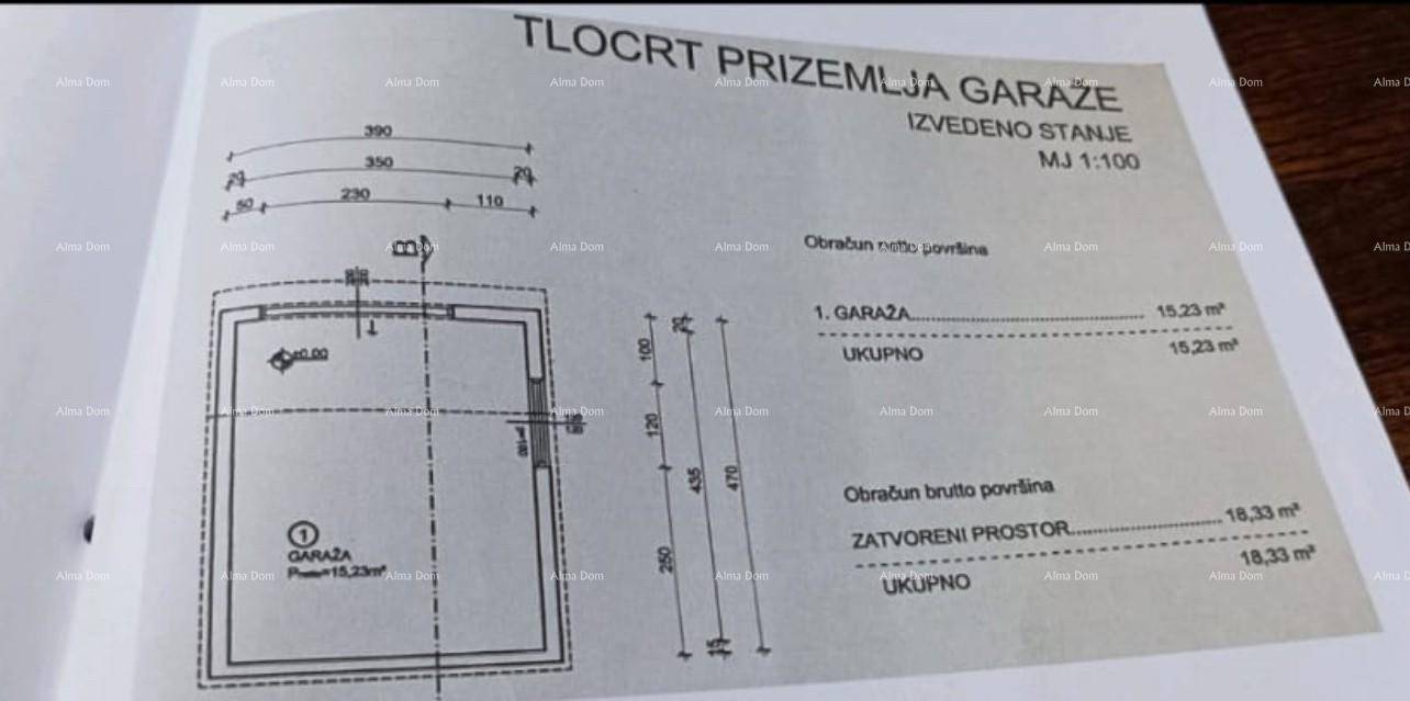 Grundrissplan des Erdgeschosses einer Garage mit Maßangaben und einer Fläche von 15,23 m².