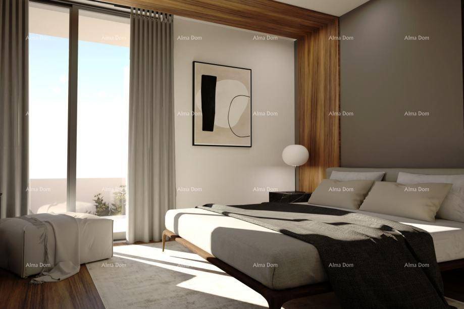 Modernes Schlafzimmer mit Holzakzenten, großem Bett und Zugang zum Außenbereich, sehr hell.