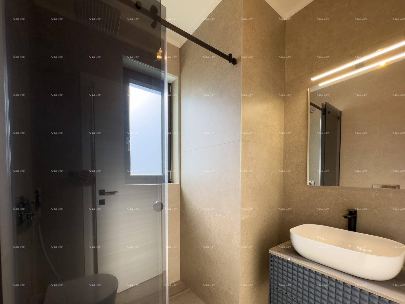 Modernes Badezimmer mit begehbarer Dusche, elegantem Waschbecken und Fenster.