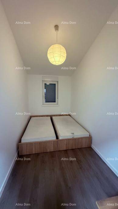 Kleines Schlafzimmer mit zwei Einzelbetten und einem Fenster.