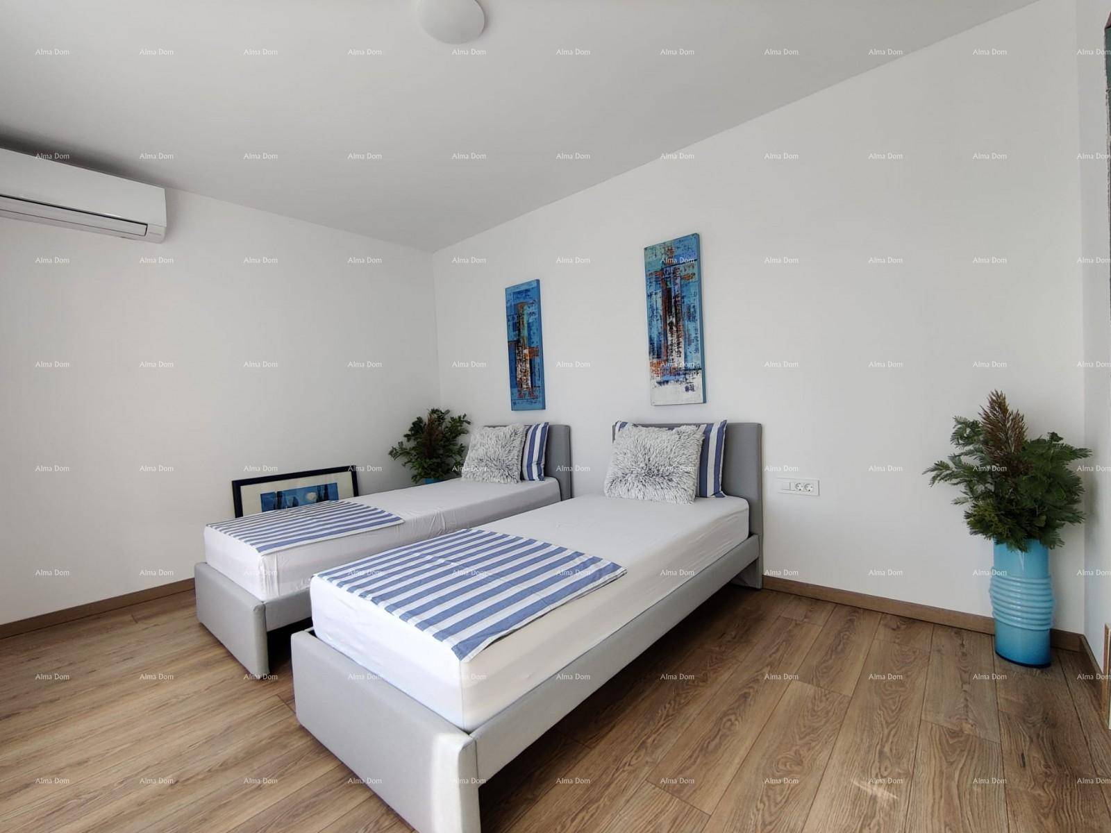 Helles Schlafzimmer mit zwei Einzelbetten, Holzboden und Klimaanlage.