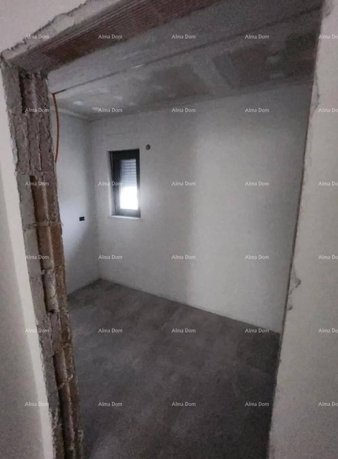 Unfertiges Zimmer mit Fenster und Rohbauwänden, bereit für den Innenausbau.