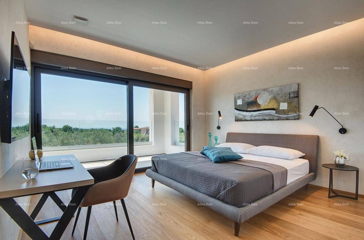 Modernes Schlafzimmer mit Doppelbett, Holzboden und Zugang zu einem Balkon mit Meerblick.