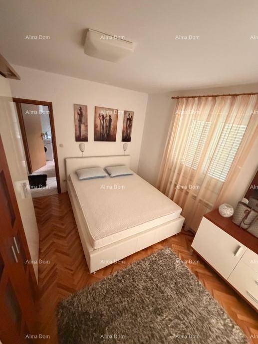 Gemütliches Schlafzimmer mit hellem Doppelbett, Holzboden und Fenster mit Vorhängen.