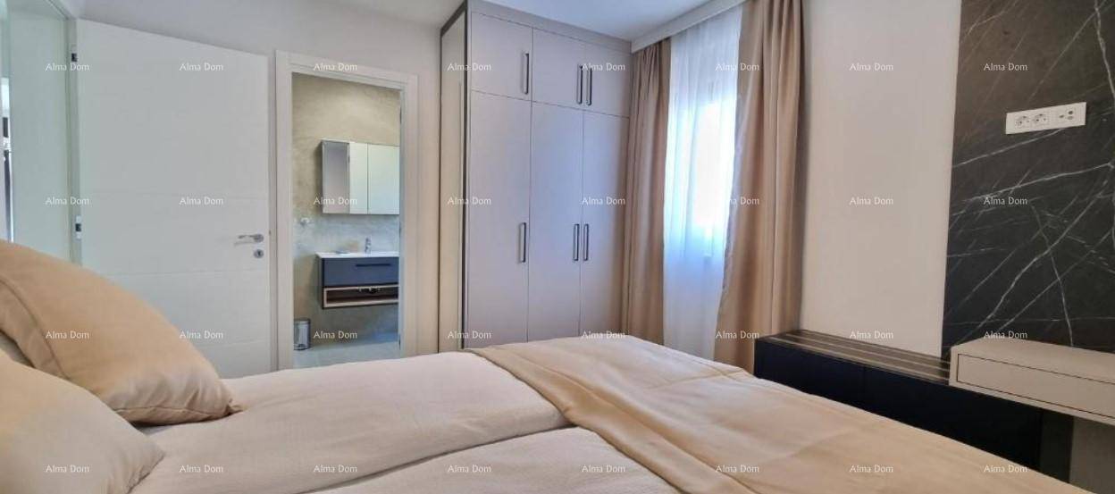 Gemütliches Schlafzimmer mit hellem Bett, modernem Kleiderschrank und Zugang zu einem eigenen Badezimmer.