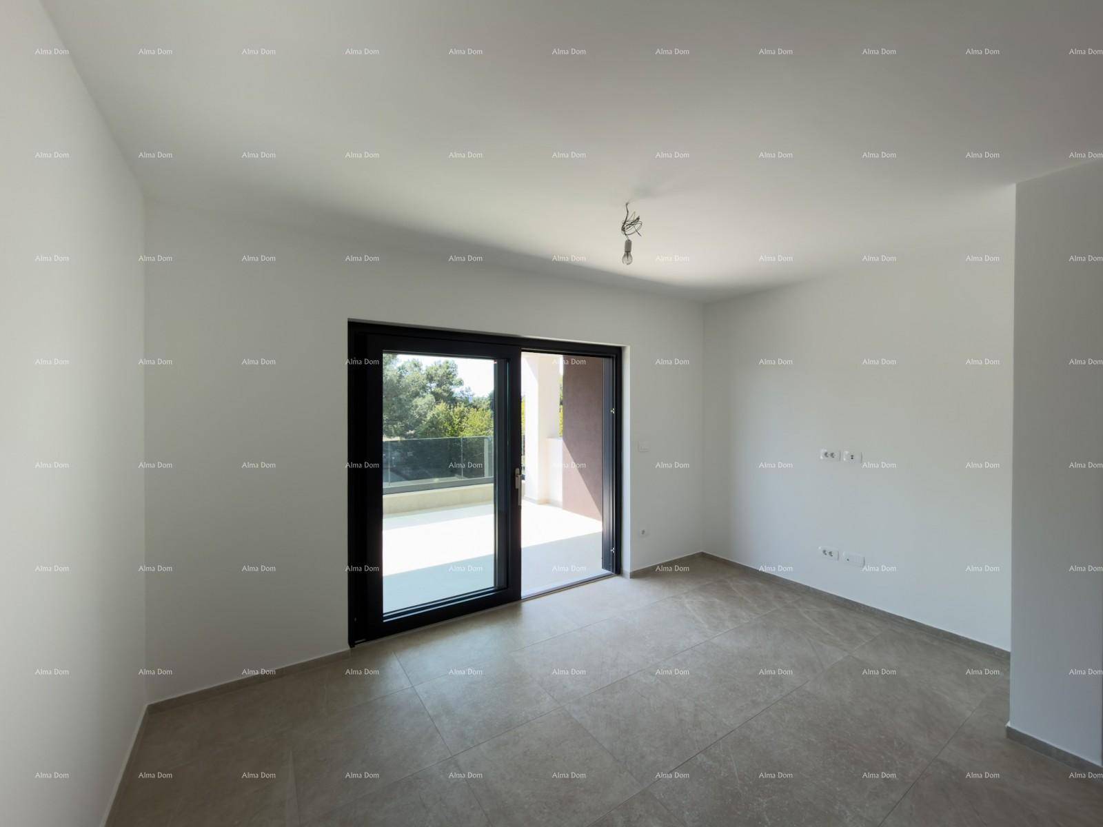 Heller Wohnraum mit großzügiger Schiebetür, die auf einen sonnigen Balkon führt.