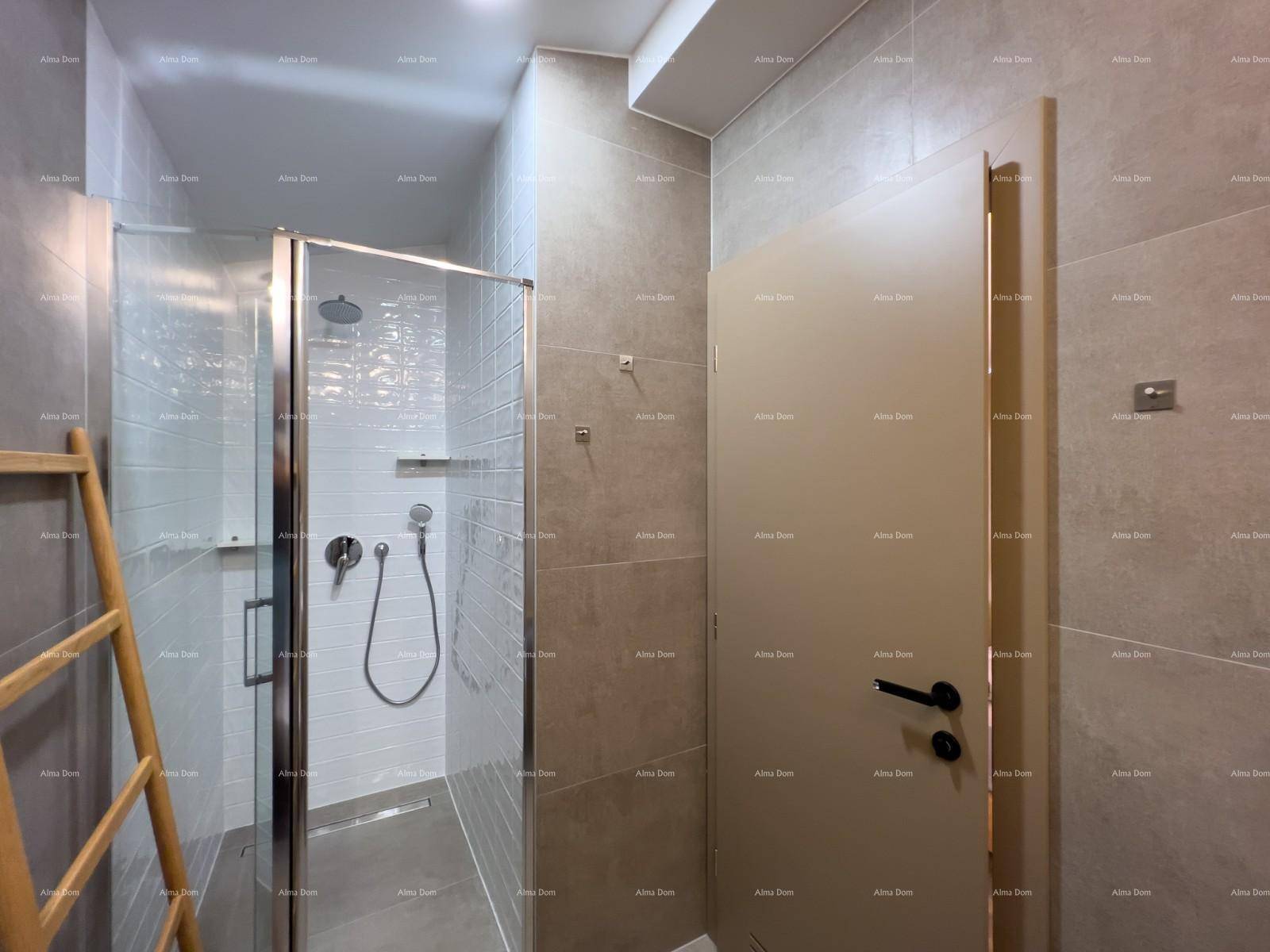 Duschbereich im Badezimmer mit Glasabtrennung und modernen grauen Fliesen, die Eleganz verleihen.
