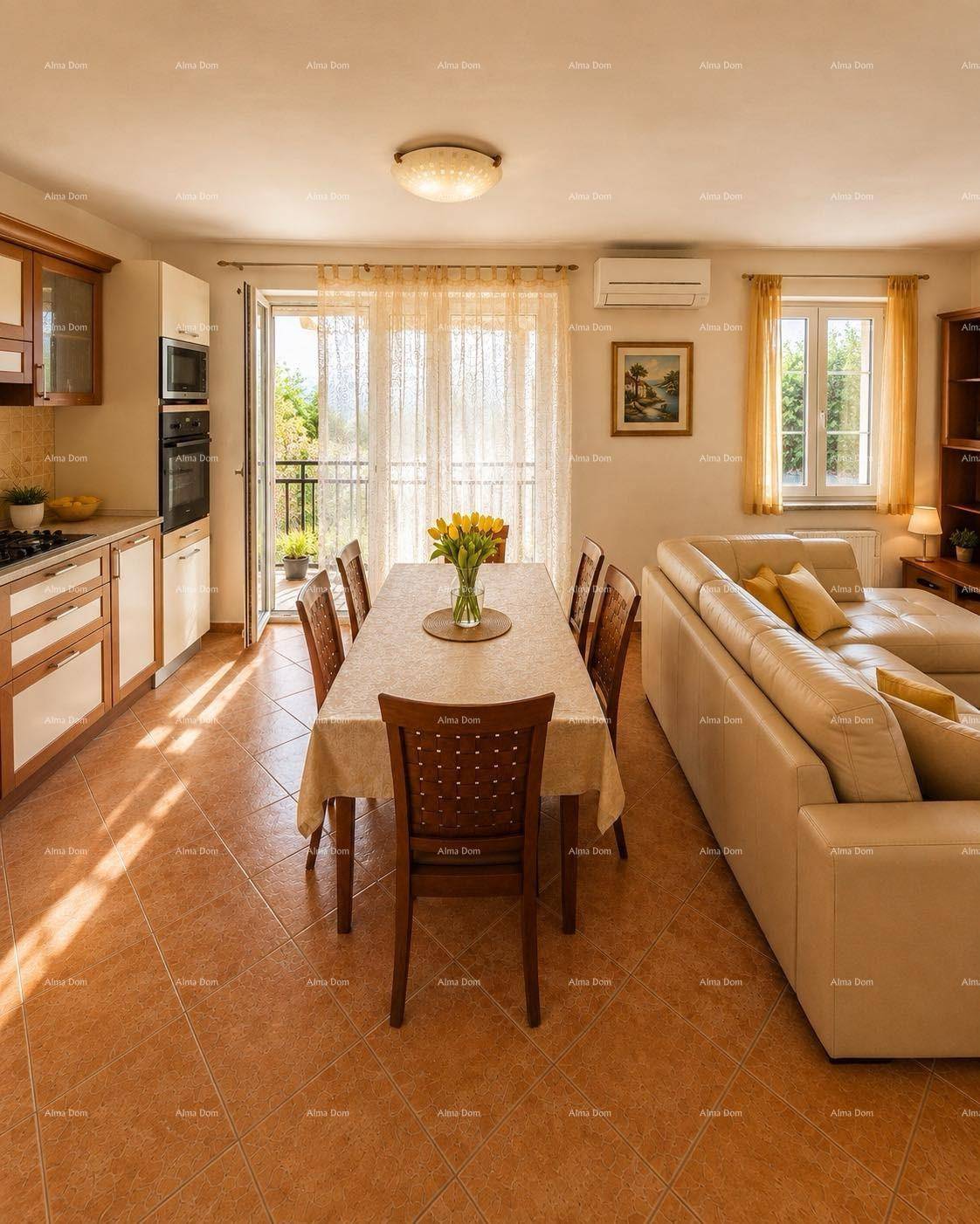 Offener Wohn- und Essbereich mit großem Esstisch, beigem Sofa und Zugang zum Balkon.