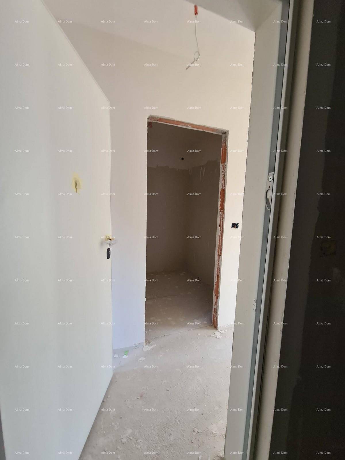 Unfertiger Eingangsbereich mit offener Tür und Rohbauwänden, bereit für den Innenausbau.