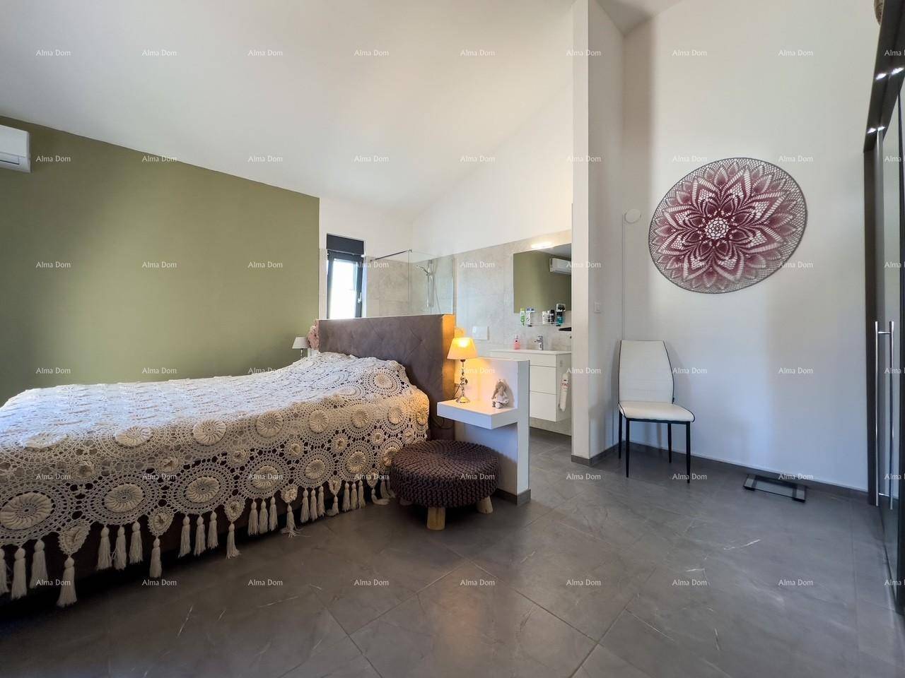 Modernes Schlafzimmer mit Doppelbett und offenem Zugang zum Badezimmerbereich.