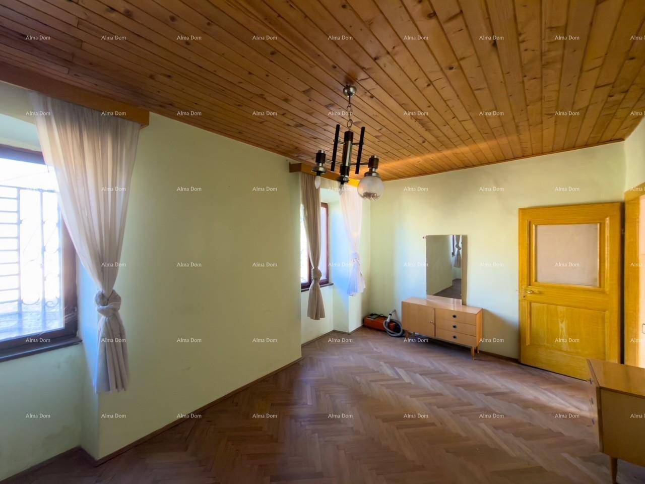Helles Schlafzimmer mit Holzdecke, Parkettboden und gelber Tür, die den Raum belebt.
