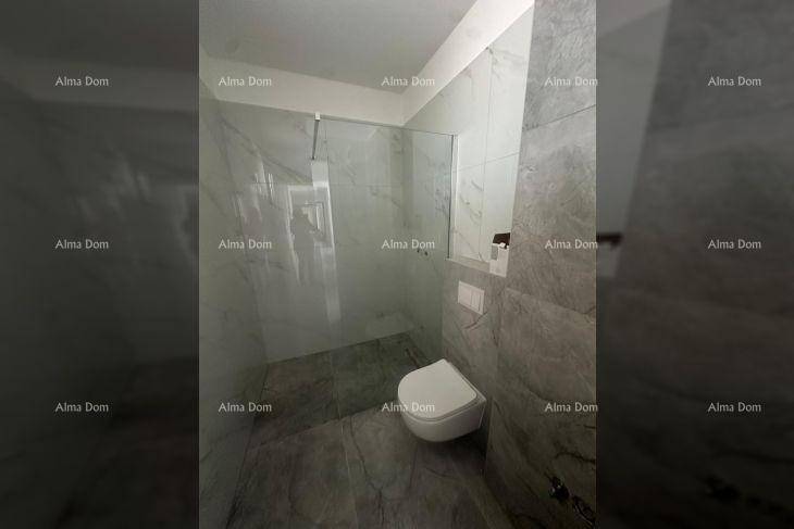 Helles Badezimmer mit modernen grauen Fliesen, geräumiger Dusche und wandhängendem WC.