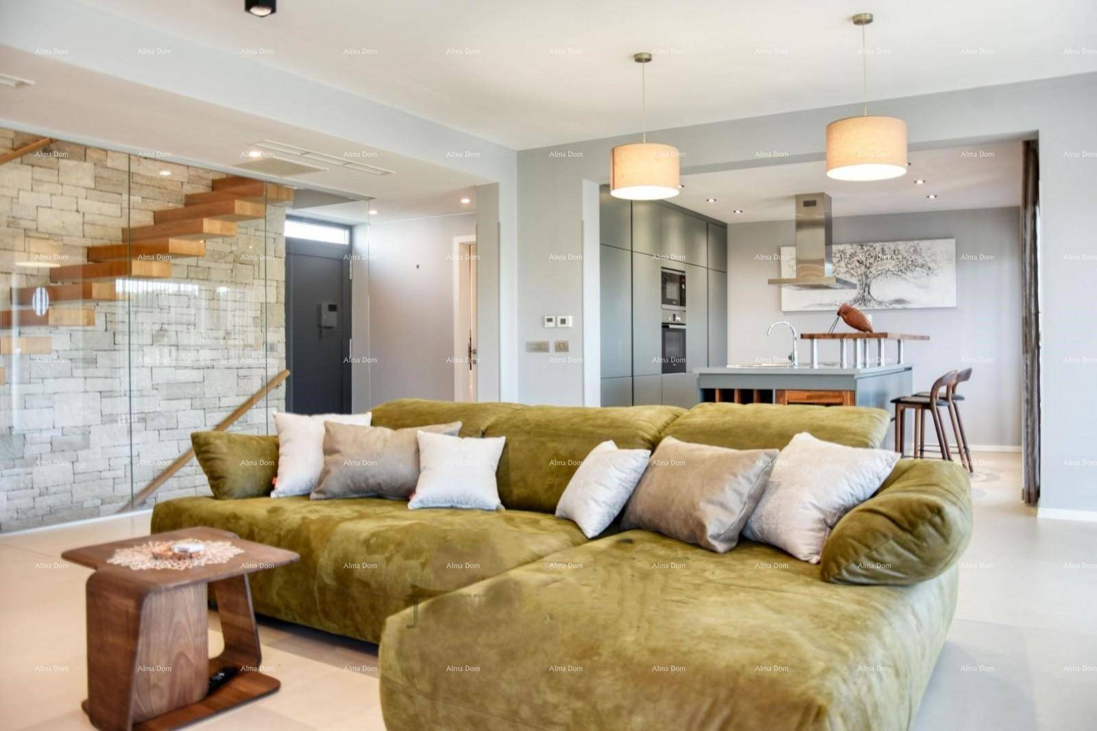 Helles Wohnzimmer mit großem Ecksofa und offener Küche, verbunden durch eine moderne Holztreppe.