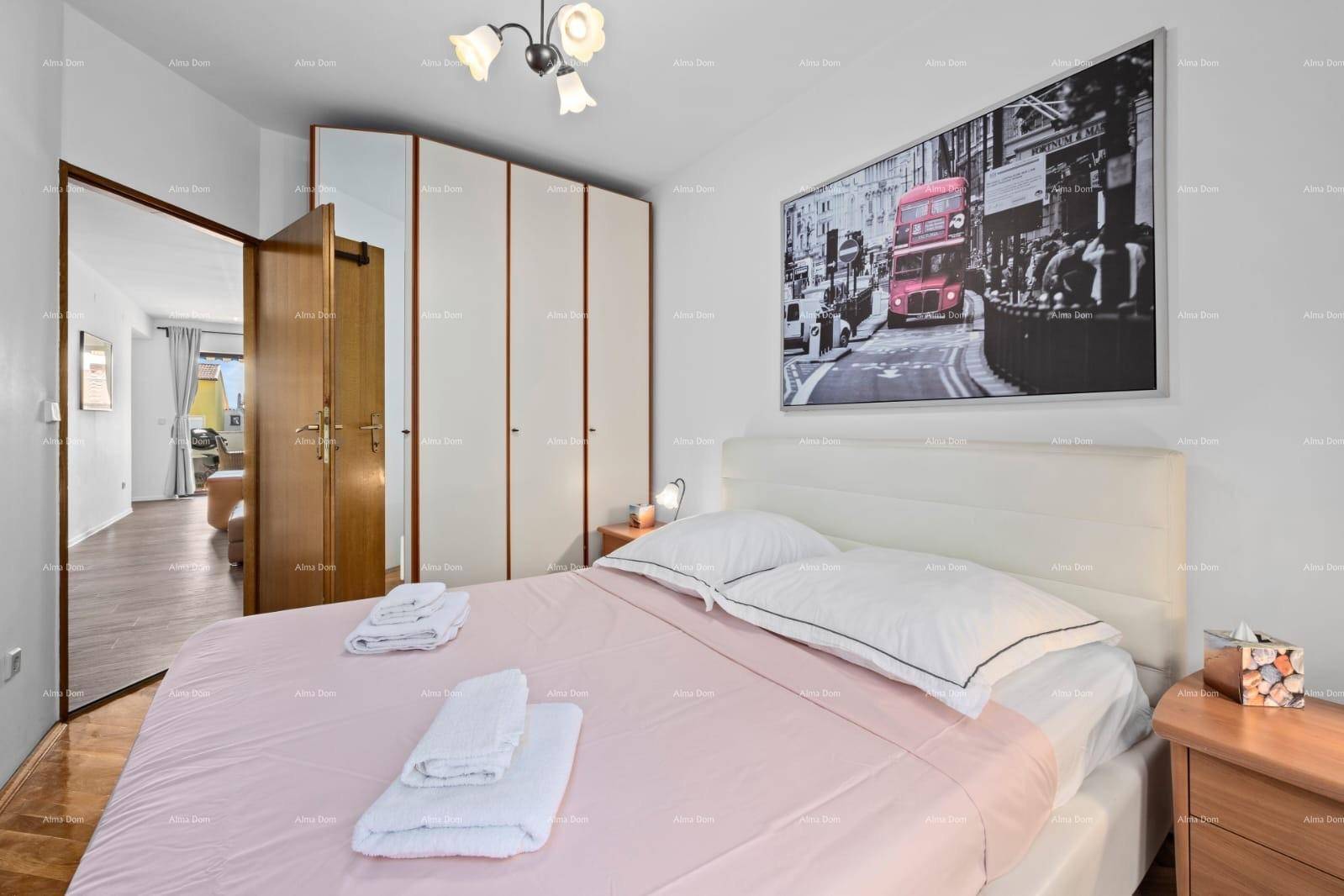 Gemütliches Schlafzimmer mit Doppelbett, Einbauschränken und Holzboden, hell und funktional.