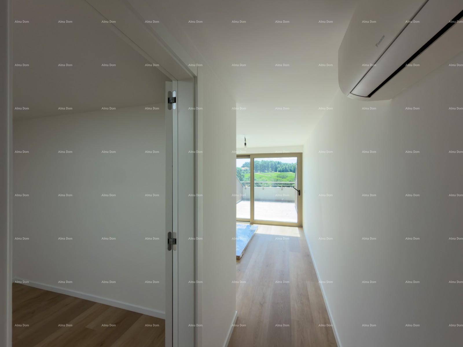 Langer, heller Flur mit Holzboden und Blick auf den Außenbereich durch eine Tür.