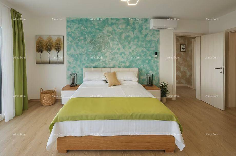Modernes Schlafzimmer mit auffälliger Akzentwand in Türkis und hellem Holzboden.