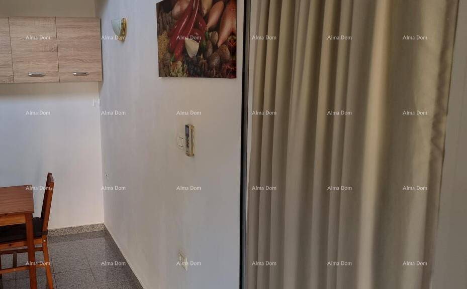 Heller Essbereich mit Holztisch, Wandkunst und Küchenschränken im Hintergrund.