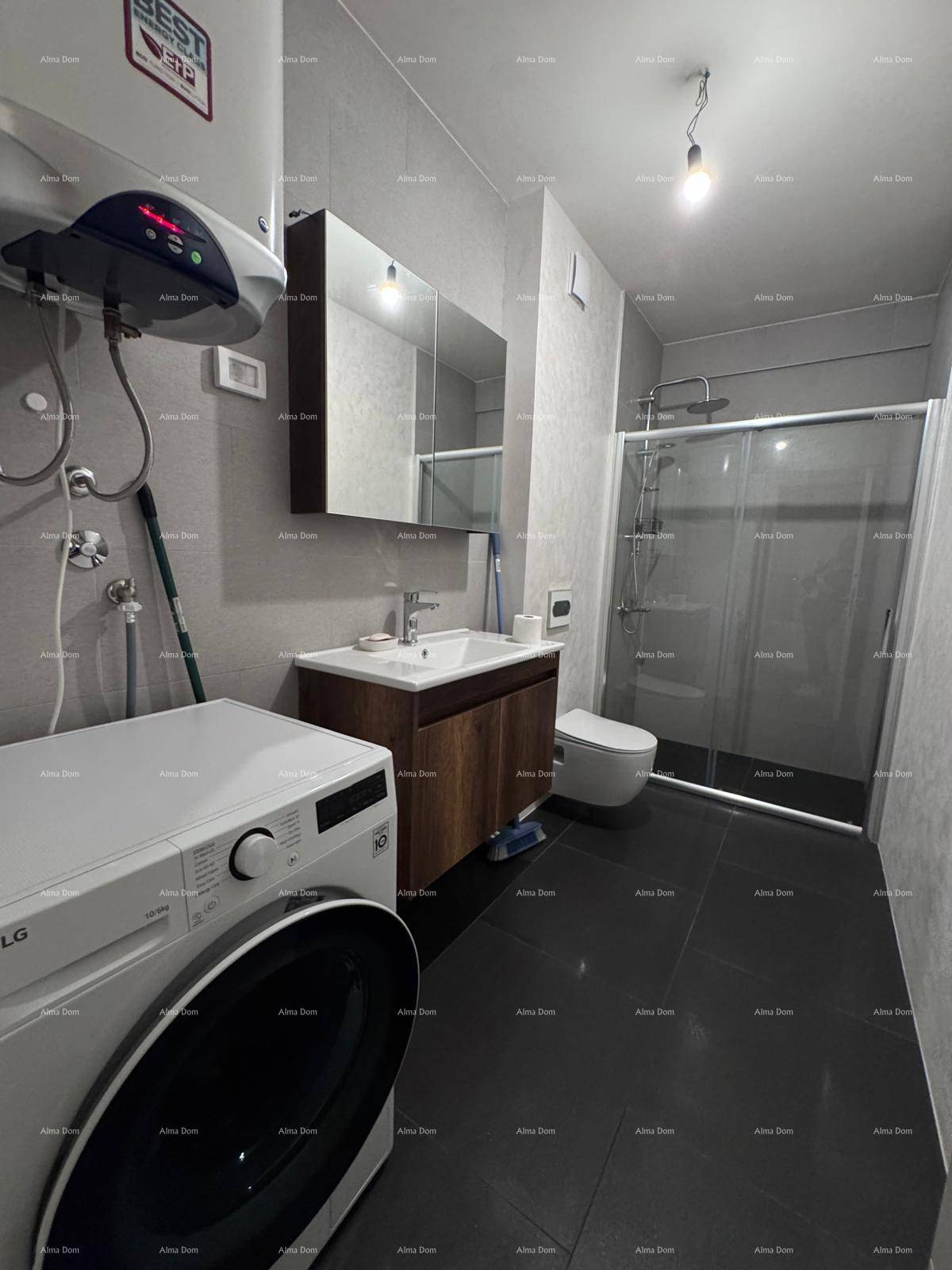 Modernes Badezimmer mit Waschmaschine, Waschbecken, Toilette und Duschkabine, auf dunklen Fliesen.