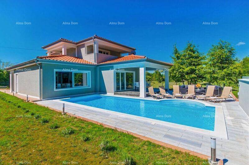 Moderne Villa mit großem Außenpool, gepflegtem Garten und sonniger Terrasse.