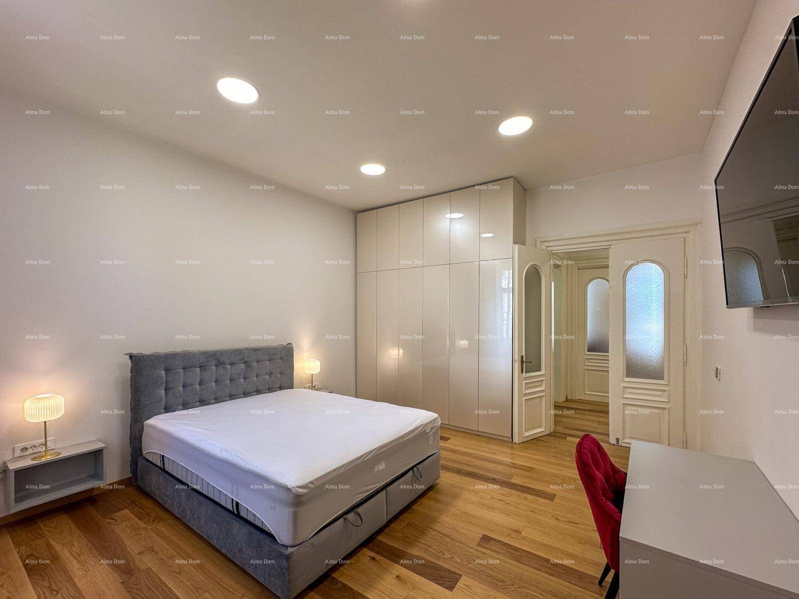 Helles Schlafzimmer mit Holzboden, großem Kleiderschrank und Zugang zu einem weiteren Raum.