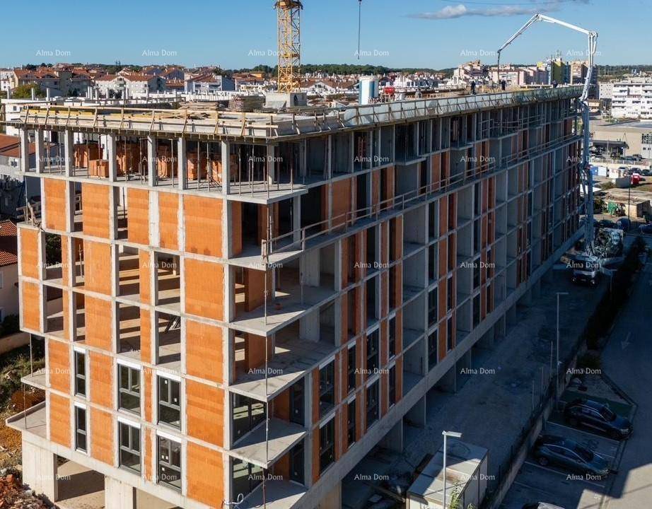 Gesamtansicht der Baustelle des Apartmentgebäudes mit mehreren Etagen und Baukränen.
