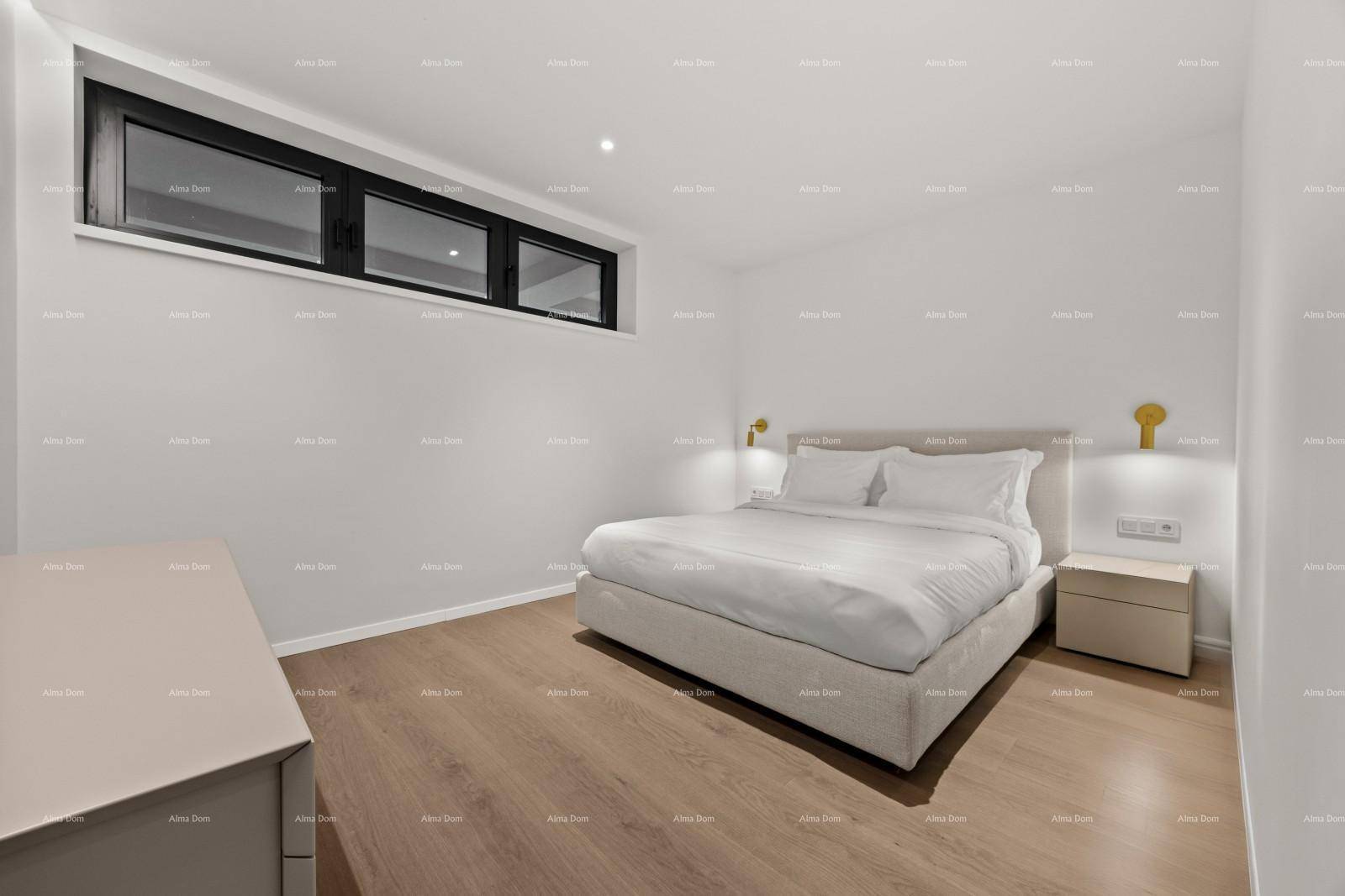 Helles Schlafzimmer mit Holzboden, minimalistischer Einrichtung und einem hohen Fensterband.