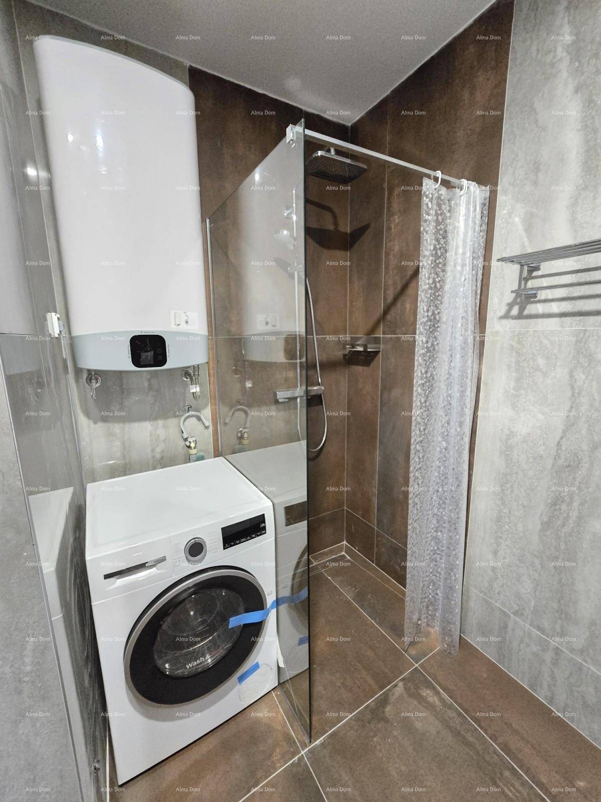 Modernes Badezimmer mit Duschkabine und Waschmaschine, komplett gefliest.