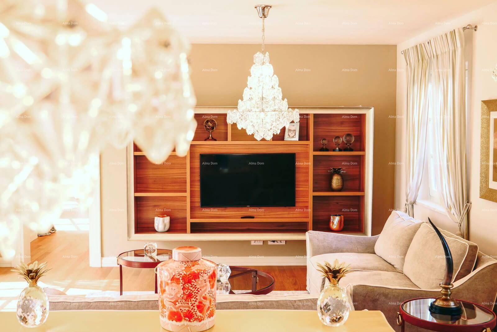 Gemütliches Wohnzimmer mit integriertem TV-Möbel, bequemen Sofas und stilvoller Beleuchtung.