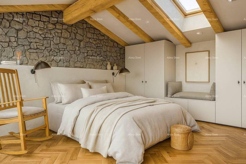 Gemütliches Schlafzimmer mit Steinwand, Holzbalken, Einbauschränken und Dachfenster.