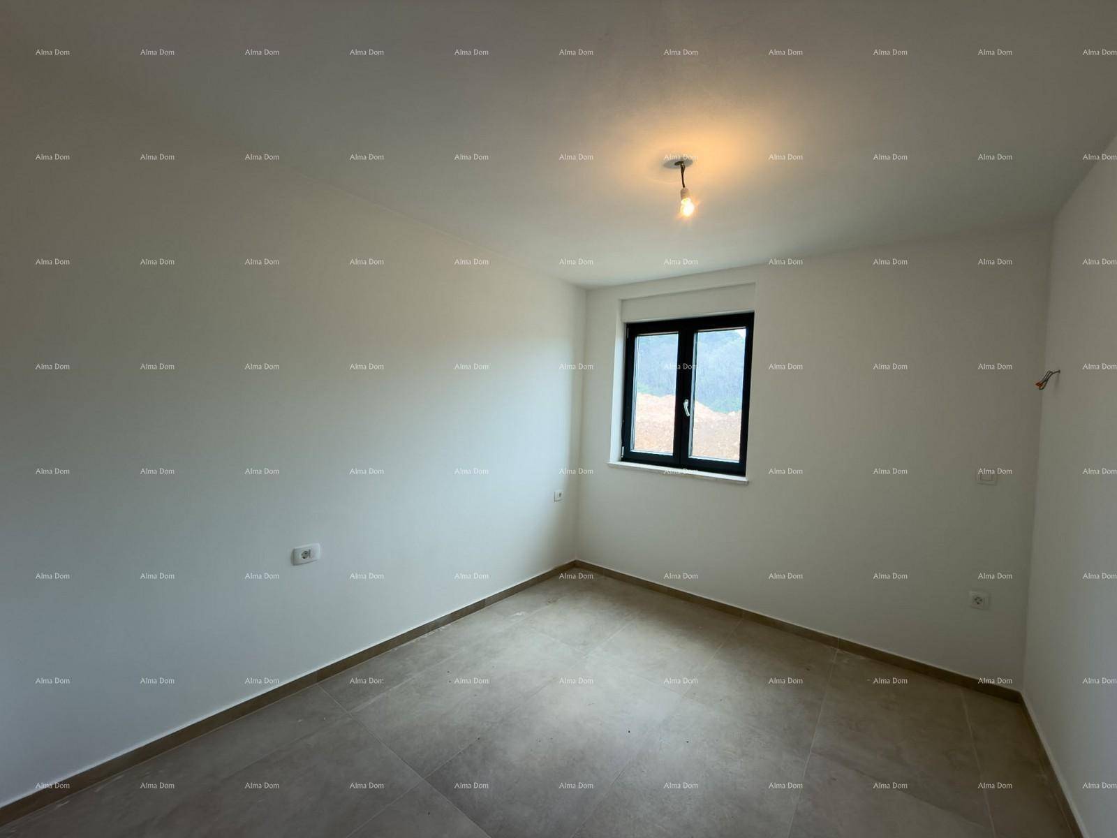Helles, leeres Zimmer mit großem Fenster und neutralen Fliesen, ideal als Schlafzimmer.