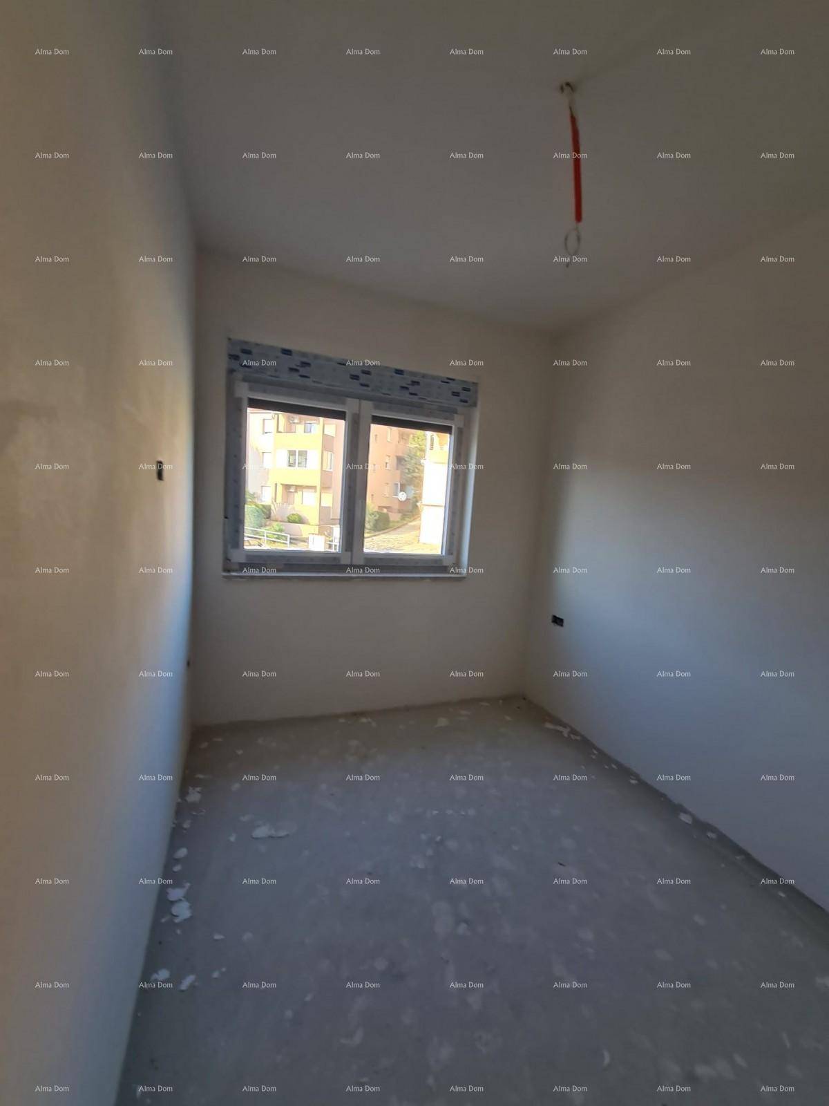 Kleiner, unfertiger Raum mit Fenster und Rohbauzustand, ideal als Schlaf- oder Arbeitszimmer.