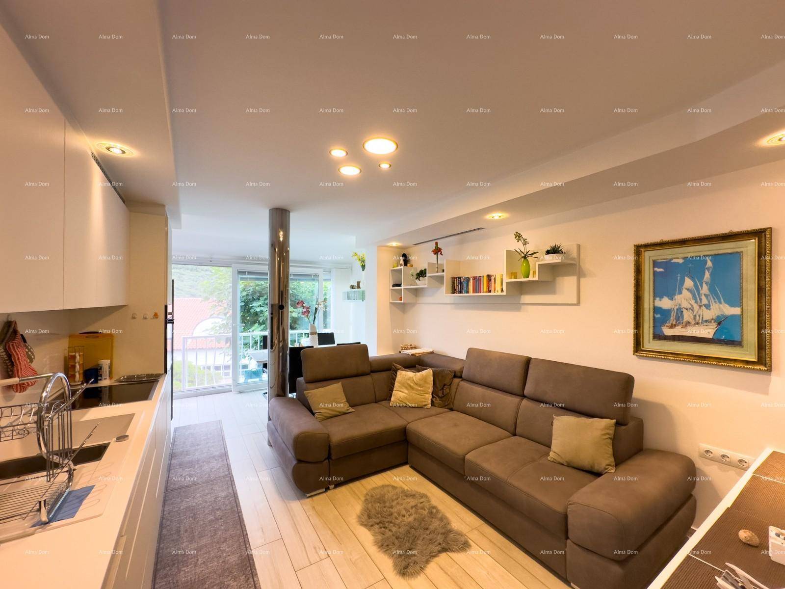 Moderner offener Wohnbereich mit großem Ecksofa und integrierter Küche.