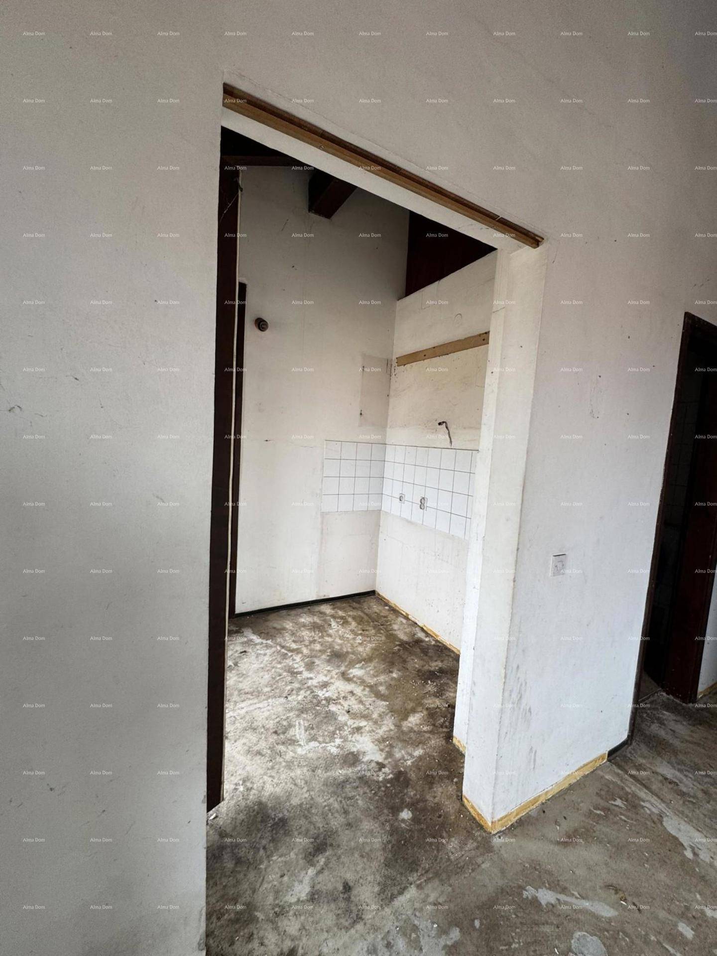 Kleiner, unfertiger Raum mit Wandfliesen, möglicherweise für eine Küche oder ein Badezimmer vorgesehen.