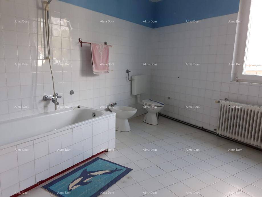 Geräumiges Badezimmer mit Badewanne, Toilette, Bidet und Fliesenboden.